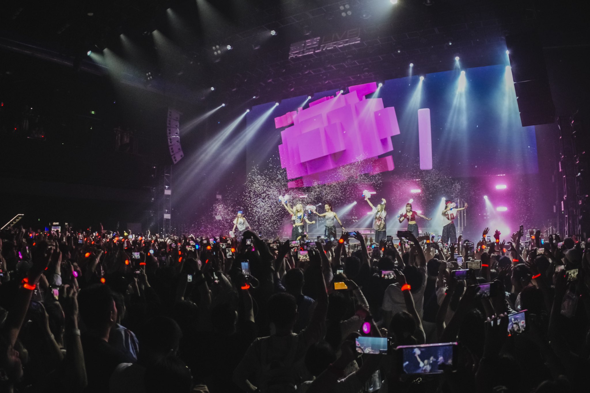 GVjXhsRbYAAONfH?format=jpg&name=large