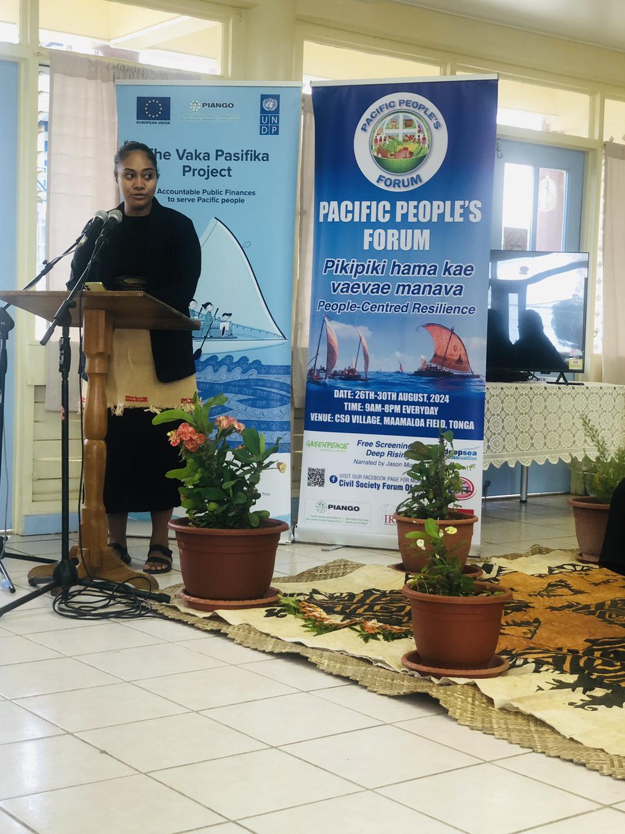 Tongan Finance Minister, Hon Tiueti skims thru the <a href="/CSFTonga/">Civil Society Forum of Tonga</a> Citizens Budget Guide after the opening of Debt Symposium, Nukualofa. #VakaPasifika #AccountablePFM