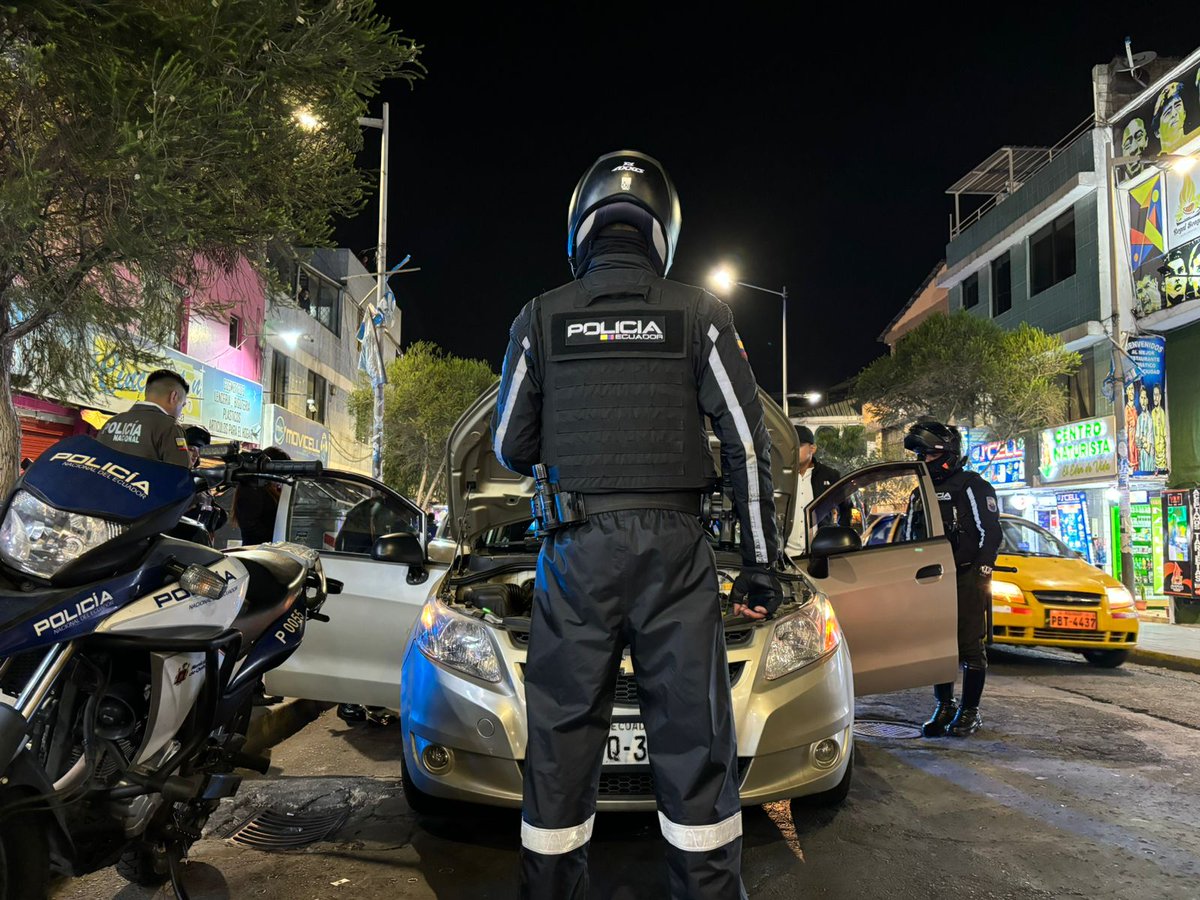 MinInteriorEc's tweet photo. 🚨En Solanda, 70 agentes de @PoliciaEcuador ejecutan un operativo antidelincuencial en la avenida José María Alemán sector La J para precautelar la seguridad de la ciudadanía. 

▶️Control y supervisión del orden público.
▶️Registro de personas y locales para verificación de personas extranjeras.  
▶️ Venta de sustancias sujetas a fiscalización. 

👮🏽‍♂️Las fuerzas del orden trabajan de manera permanente.