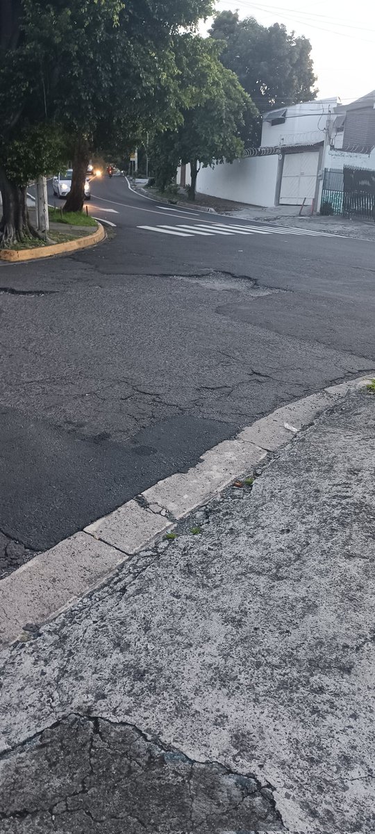 enrike_07's tweet photo. @FOVIALITO serían tan amables de reparar los baches que hay entre la calle Gabriela Mistral y calle Centroamérica, de la colonia Centroamérica San Salvador.( Esa calle no aparece el nombre en el mapa) https://t.co/kUUke8GlN1