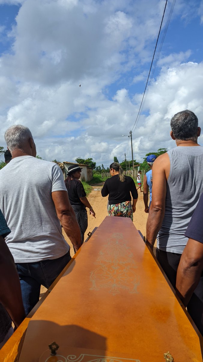 eodorea's tweet photo. nena partiu dessa acompanhado de toda a família, na terra onde se criou, enterrado com os dele e sendo carregado pela última vez por seus filhos e netos, viveu e se foi dignamente. REI DOS REIS 👑 https://t.co/zv2OsUAZEJ