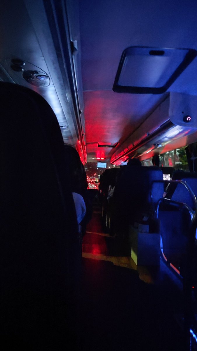 No quisiera ser de los pasajeros que todavía van hasta Cuernavaca, luego de 5:00 hrs o más de Querétaro a CDMX Sur, dales unas galletitas por lo menos tío <a href="/ETNTURISTAR/">ETN Turistar Lujo</a> 😬