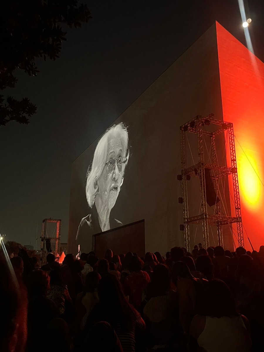 daniel_ferrera's tweet photo. Em outubro de 2019 assisti a Angela Davis no Ibirapuera. De graça, sentar no gramado, levar sua bebida ou comida e assistir, meses antes da concessão para a #Urbia. Voltei lá semana passada para assistir Fernanda Montenegro no mesmo espaço agora sob concessão. Cercas no espaço + https://t.co/PPPrbEfzht