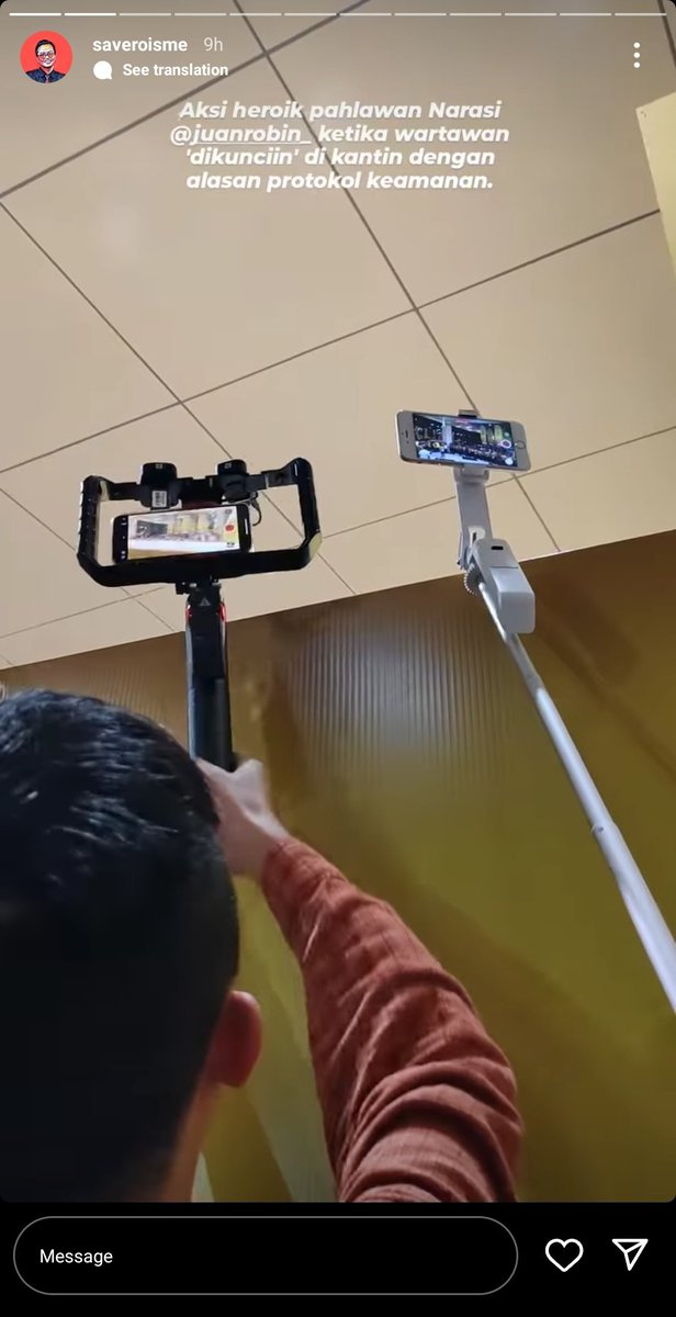 padresdoter's tweet image. Miris banget rasanya liat temen-temen media/PERS dibungkam kayak gini. Bukan lagi perkara THEY SILENCING US, ini tuh MEDIA-nya aja udah DITUTUP AKSESNYA duluan. 

Mereka dikunciin di kantin &amp;amp; sebagian diisolasi.

Source: Savero Aristia W., wartawan Tempo.

#kawalkeputusanMK