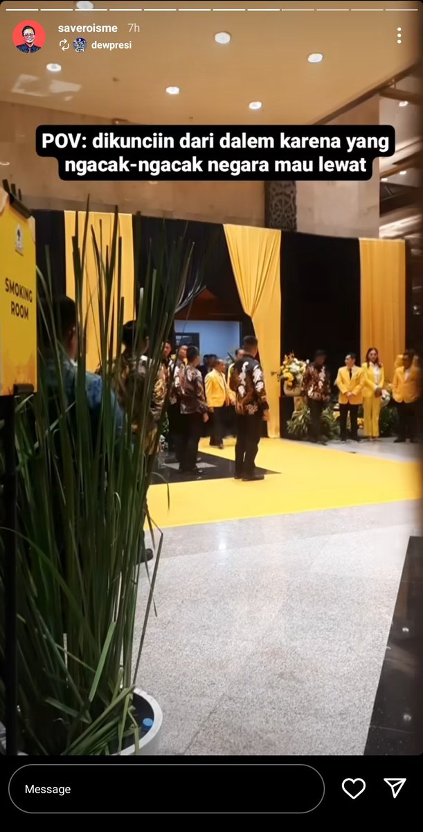 padresdoter's tweet image. Miris banget rasanya liat temen-temen media/PERS dibungkam kayak gini. Bukan lagi perkara THEY SILENCING US, ini tuh MEDIA-nya aja udah DITUTUP AKSESNYA duluan. 

Mereka dikunciin di kantin &amp;amp; sebagian diisolasi.

Source: Savero Aristia W., wartawan Tempo.

#kawalkeputusanMK