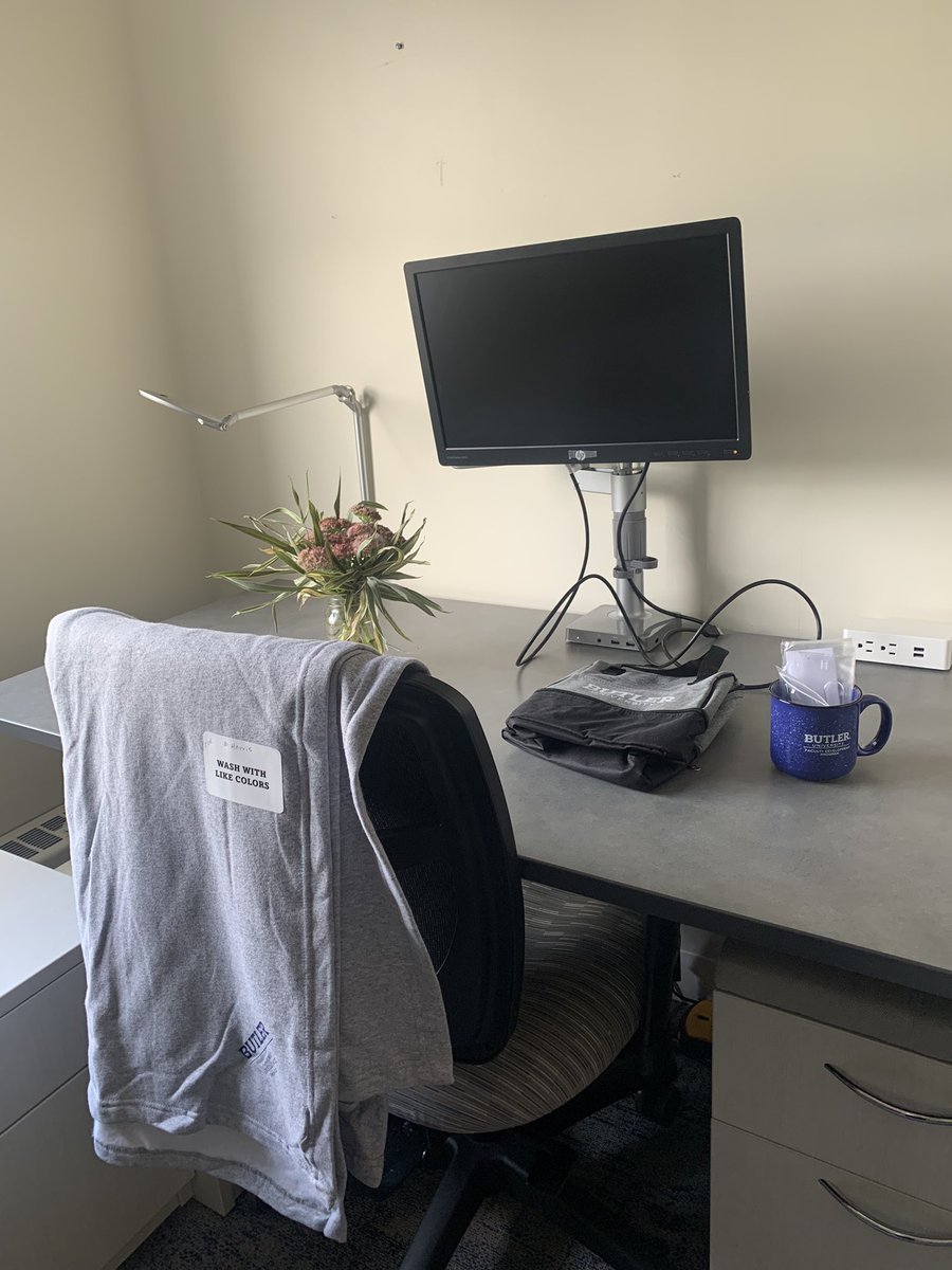 My new office! 🥰 So grateful for such kind and thoughtful colleagues! 🫶🏾
