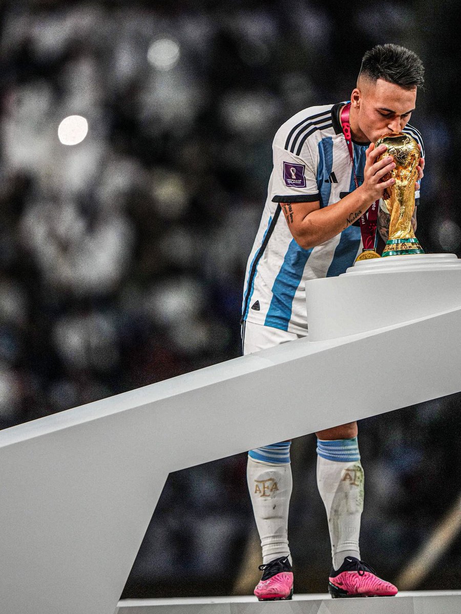 AtaqueFutbolero's tweet photo. Liniers lo fabricó en Bahía Blanca. Luego, Racing lo pulió y lo preparó para Europa. No lo llevaron a Rusia 2018, cuando hacía desastres en el fútbol argentino.

Hace más de 6 temporadas que lleva la 10 del Inter de Milán, es el capitán del equipo, es el actual Capocannoniere y MVP de la Serie A, es el ARGENTINO con más goles en la historia del club y el 7º MÁXIMO GOLEADOR HISTÓRICO (129), con 7 trofeos en su vitrina. 

Le marcó a Boca en La Bombonera y a River en el Monumental. Al Barça en el Camp Nou y al Madrid en el Di Stéfano. También, al Liverpool en Anfield. ¿Al Milan en el Derbi? Le gritó 8 y es su 3ª presa favorita.

Y suma 29 con la Selección Argentina, siendo bicampeón de América (gol incluido en la Final vs. Colombia), campeón del mundo y de la Finalissima.

Una carrera de película y recién hoy cumple 27 años.

Don Lautaro Martínez. 🇦🇷🐂