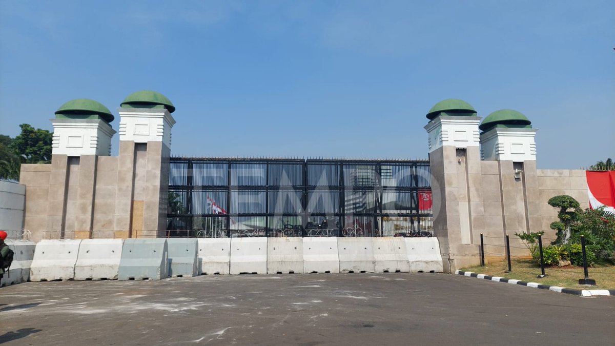 tempodotco's tweet photo. Sejumlah elemen masyarakat sipil yang terdiri dari buruh hingga mahasiswa mulai berdatangan ke depan Gedung DPR RI..

#KawalPutusanMK #TolakPilkadaAkal2an https://t.co/9einPa4tEY