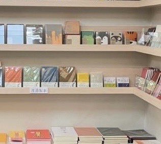 booknote_tokyo's tweet photo. 📣新規お取扱い店📣
台北🇹🇼の『小品雅集』さんで
#sevenseascrossfield
#bunco
#inklog
をお取扱いいただいています。
ディスプレイの様子の写真を送っていただきました。 https://t.co/NU7lfkeoMr