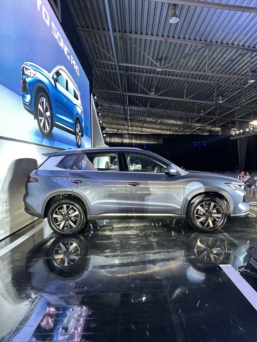 PanoramaAutomot's tweet photo. Está es la nueva BYD Song Pro, la PHEV más económica de México. Básicamente utiliza el mismo motor del King  y una batería más grande para ofrecer 220 hp y hasta 71km de autonomía eléctrica. Llega en una sola versión $599,880 .

@JVallejoMX https://t.co/9GsgS37nGI