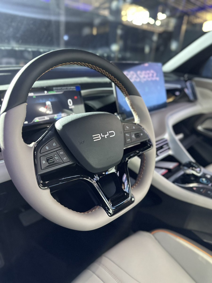 PanoramaAutomot's tweet photo. Está es la nueva BYD Song Pro, la PHEV más económica de México. Básicamente utiliza el mismo motor del King  y una batería más grande para ofrecer 220 hp y hasta 71km de autonomía eléctrica. Llega en una sola versión $599,880 .

@JVallejoMX https://t.co/9GsgS37nGI