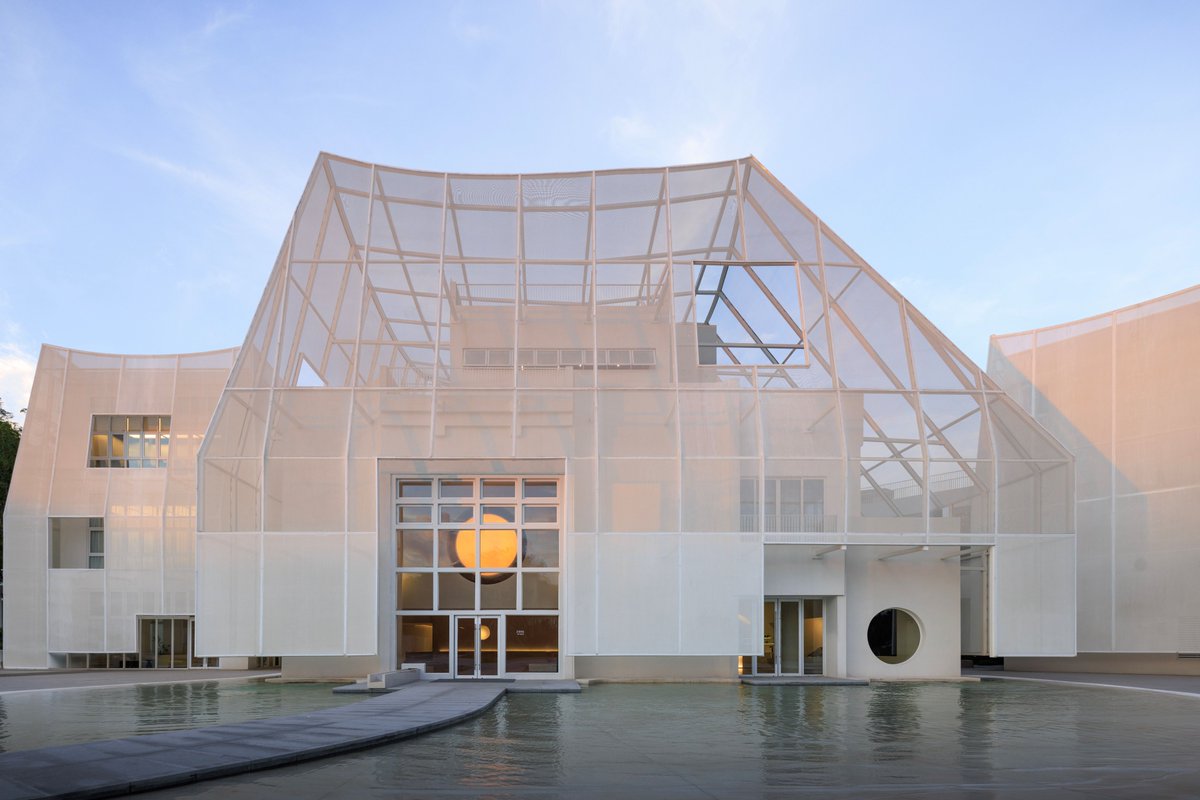 WutopiaLab's tweet image. Flickering Peak丨玉山岚峰 正大咖啡小镇艺术中心 2024

In 2024, the Flickering Peak, designed by Wutopia Lab, was completed in Coffee Village, Wanning, Hainan. The Sun River Art Center, covered with a semi-transparent white Ferrari membrane composed of three perforation rates, was…