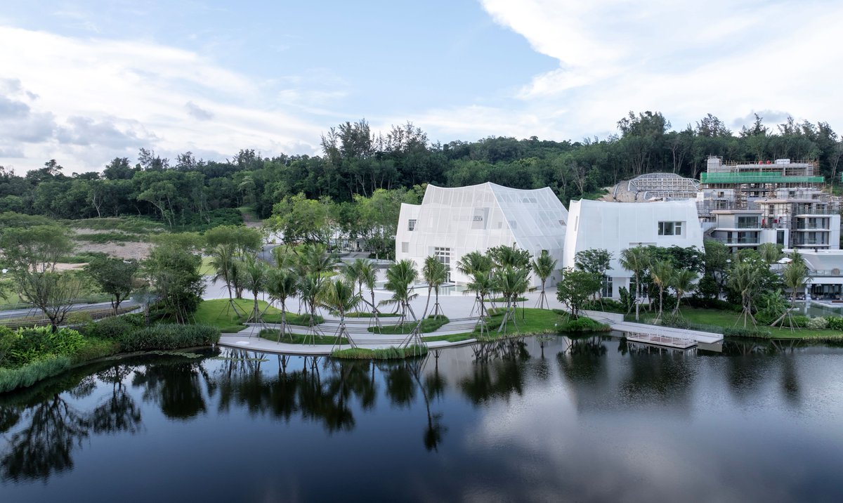 WutopiaLab's tweet image. Flickering Peak丨玉山岚峰 正大咖啡小镇艺术中心 2024

In 2024, the Flickering Peak, designed by Wutopia Lab, was completed in Coffee Village, Wanning, Hainan. The Sun River Art Center, covered with a semi-transparent white Ferrari membrane composed of three perforation rates, was…