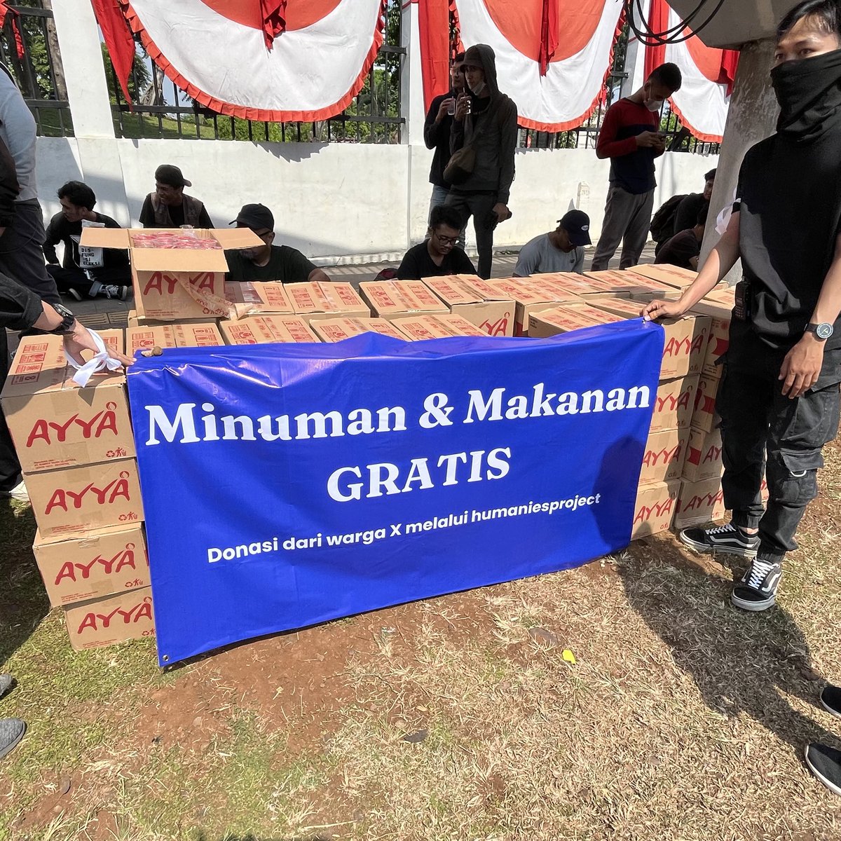 🚨Minum &amp; Makanan dari Kawan X🚨

Jangan ragu untuk ambil makanan atau minuman yang telah kami sediakan. 

#KawalPutusanMK