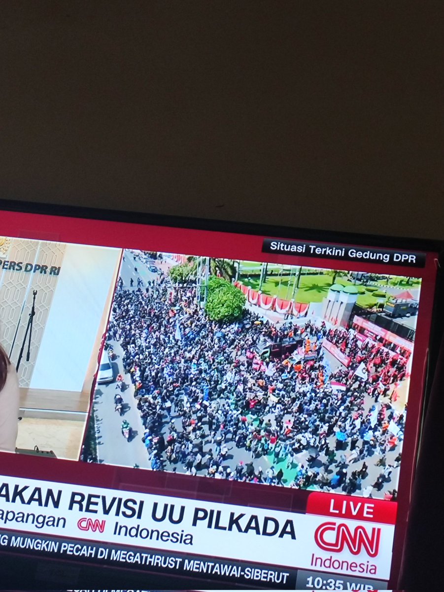 bjslfp's tweet photo. Segini doang demo di gedung dpr? Ramean supporter bola, ini sih sepi bgt😂 https://t.co/xn2xrV8xCZ