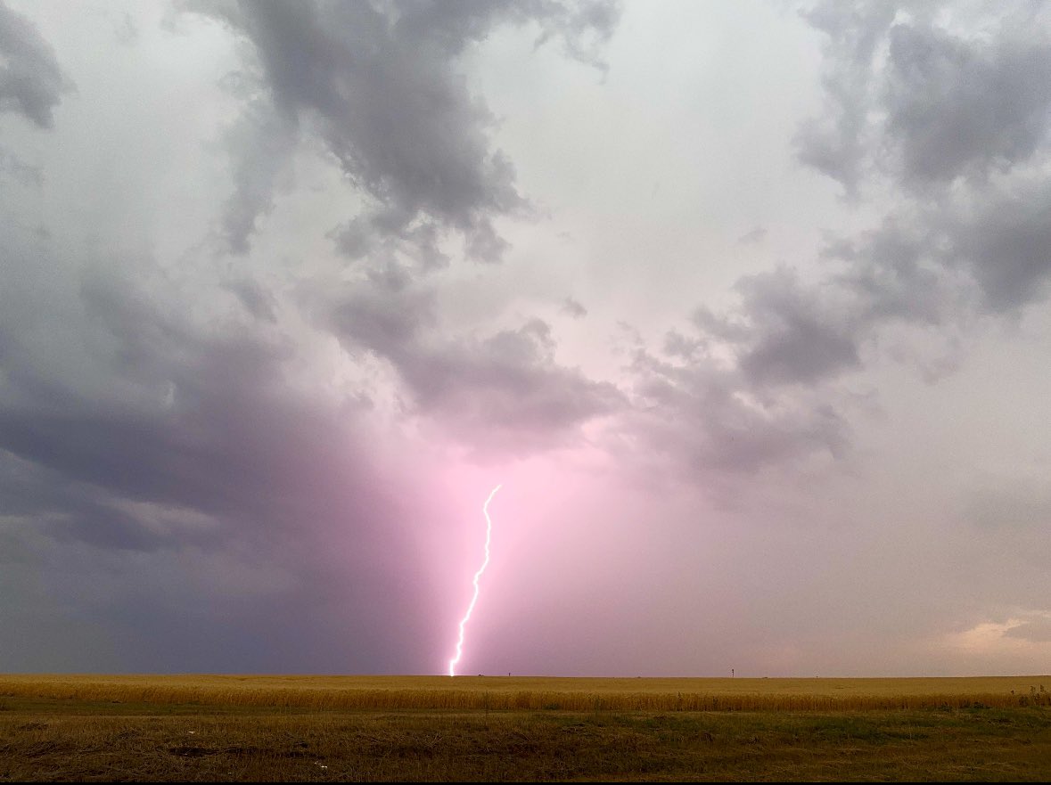 auhryn's tweet photo. Just north of Regina around 630pm #skstorm https://t.co/zRX4Mzppvk