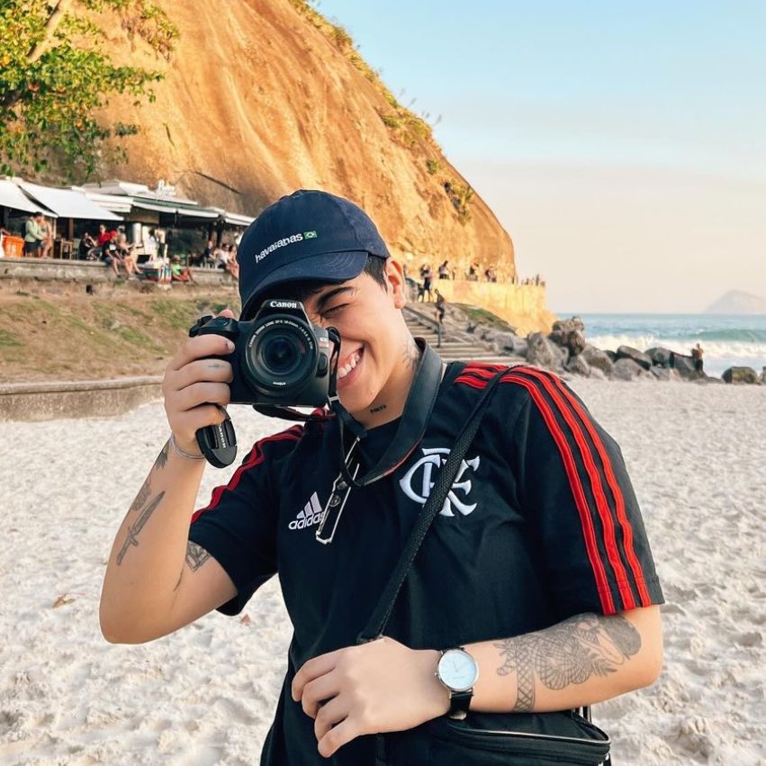 raysaphata's tweet photo. perdeu tudo! agora edra norr que caça íris pêssego com uma câmera fotográfica https://t.co/I0QAsNtE2R