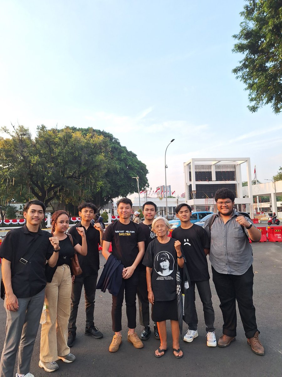 sumarsih11's tweet photo. Hari ini tg.22/8/24 jam 3-5sore @AksiKamisan di dpn IstnPrsdn, Jakarta
Ada:
*Pesan terbuka o/Ibu Halida Hatta, puteri Bung Hatta Proklamator Kemerdekaan Indonesia &amp; Wapres pertama RI.
*PaduanSuara GITAKU,dll
@dipanggilwawan korban Semanggi I -13 November 1998 https://t.co/ItcD6Fd0wb