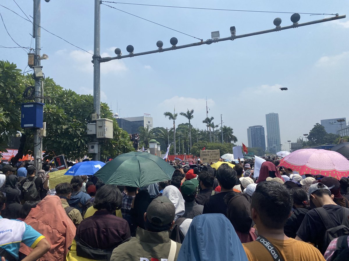 Terbang dari Indonesia ke Tokoname Jepang lanjut Amerika Serikat, Kaesang di sana jalan-jalan. Sementara banyak pendemo turun ke jalan di depan DPR menyuarakan UU Pilkada yg diduga akan menguntungkannya. 
#AyoTurunKeJalan #DimanaKaesang #Lawan