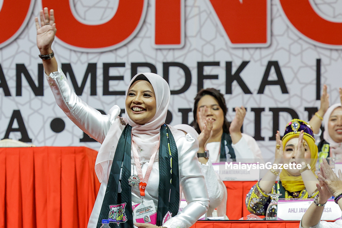 MalaysiaGazette's tweet photo. Persidangan Pergerakan Puteri UMNO #PAU2024
Ketua Pergerakan Puteri UMNO Malaysia, Datuk Nurul Amal Mohd Fauzi hadir pada Persidangan Pergerakan Puteri UMNO sempena Perhimpunan Agung UMNO 2024 di WTCKL.
Foto : SADIQ SANI
#malaysiagazette #PAU2024 #puteriUMNO #UMNO https://t.co/FMGp4rmvr7