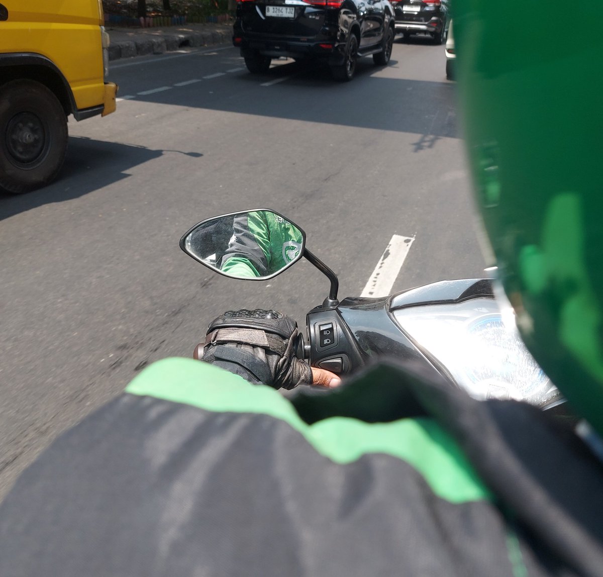 Gue ga kenal bapak ini siapa, tapi dia ga mau terima ongkos gojek gue pas otw Gedung DPR RI meskipun gue paksa2

"Buat beli minum mas &amp; teman2, sebagai partisipasi dari saya. Mohon maaf saya belum bisa gabung dgn teman,"

Alam semesta mendukung #kawalkeputusanMK