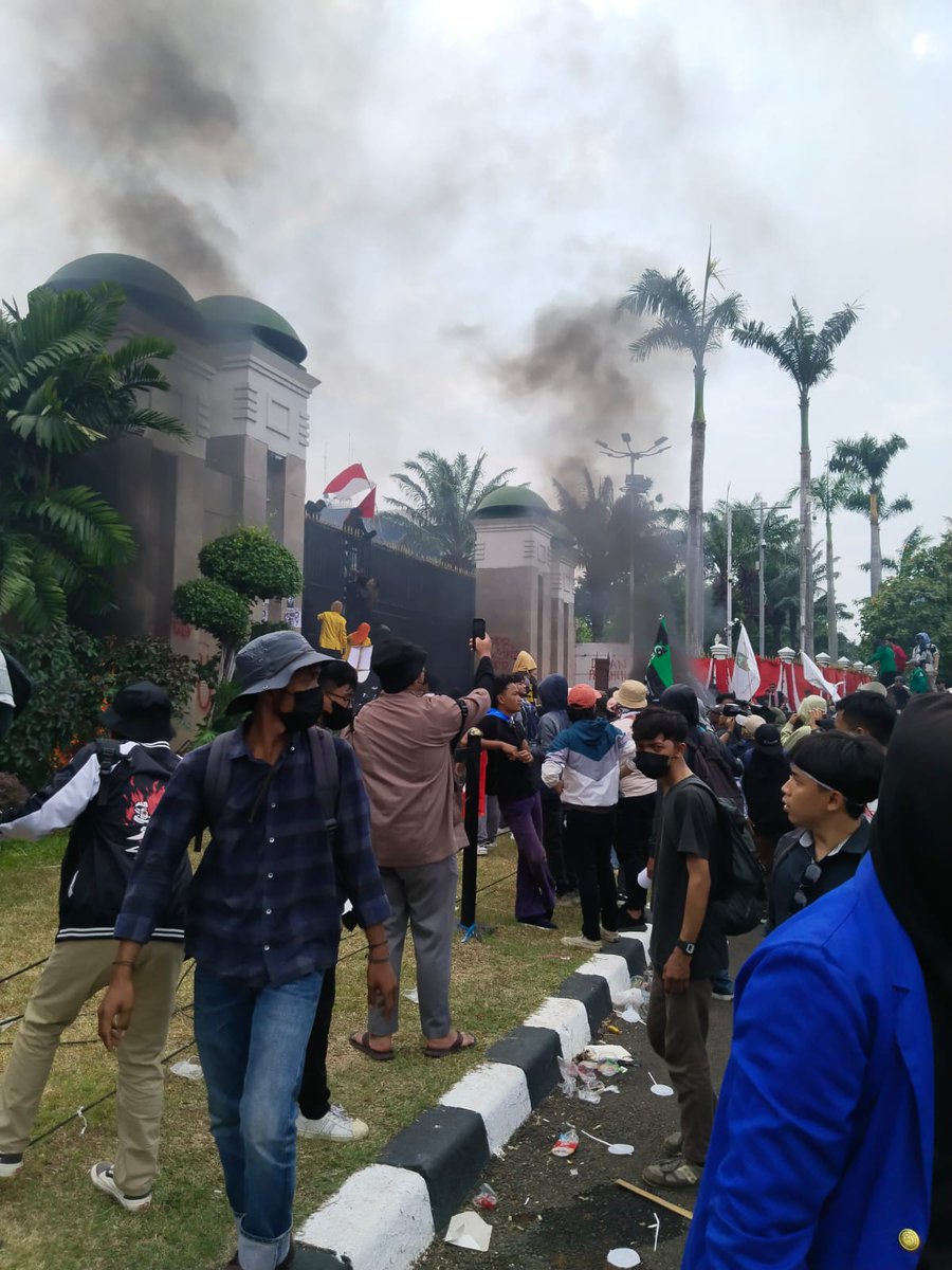 Pintu depan gedung DPR juga sdh jebol tapi kami dihajar dg gas air mata.
Mhn doanya