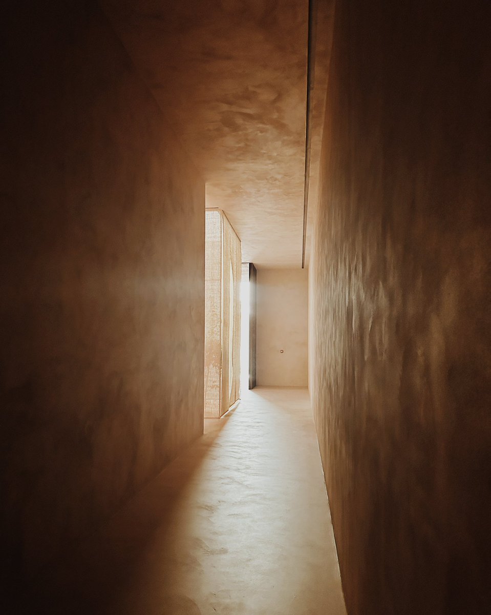 mariusnazare's tweet image. Seen and not seen. In shadows and light, a hidden story begins in Dubai.

#DubaiDesign #MysteryInArchitecture #DubaiProjects #ArchitecturalDreams #MinimalistDesign #UrbanOasis #DubaiRealEstate #ModernDubai #DesignInspiration #RealEstate #Dubai #DXB #UAE #LuxuryProperty #Muraba