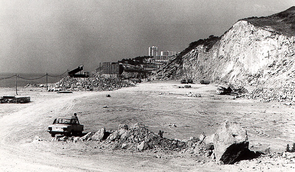 Paisatge infraestructura. Un assaig que pretén plantejar la convivència d'usos industrials, culturals i socials amb la regeneració ambiental de l'antiga Pedrera Rocabona, al Cap Salou. <a href="/PortTarragona/">Port Tarragona</a>