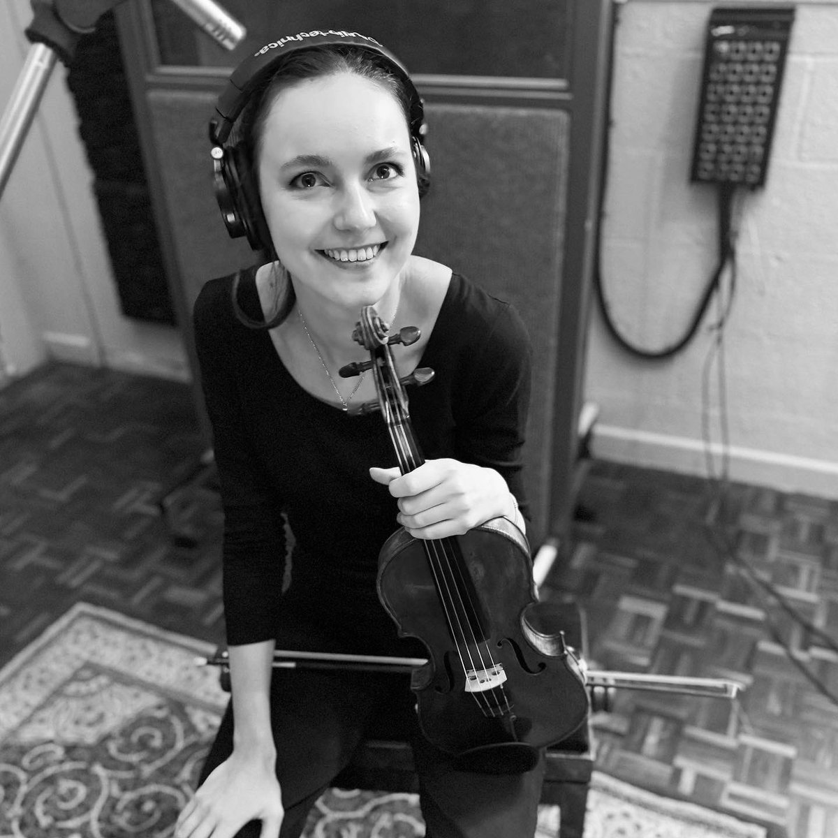 Marisa_Moths's tweet photo. Aaaaand that's a wrap on the strings for this chunk of stripped versions! 🎬🤩🎻 can't wait for you guys to what these! 😻 Thanks so much Fran (Cello) Eliza (violin) Mike (piano) and Peter for all your hard work 🫶🏼

📸 @mykegrayphotography 
#recording #studio #strings https://t.co/ZlEI9rXuTK