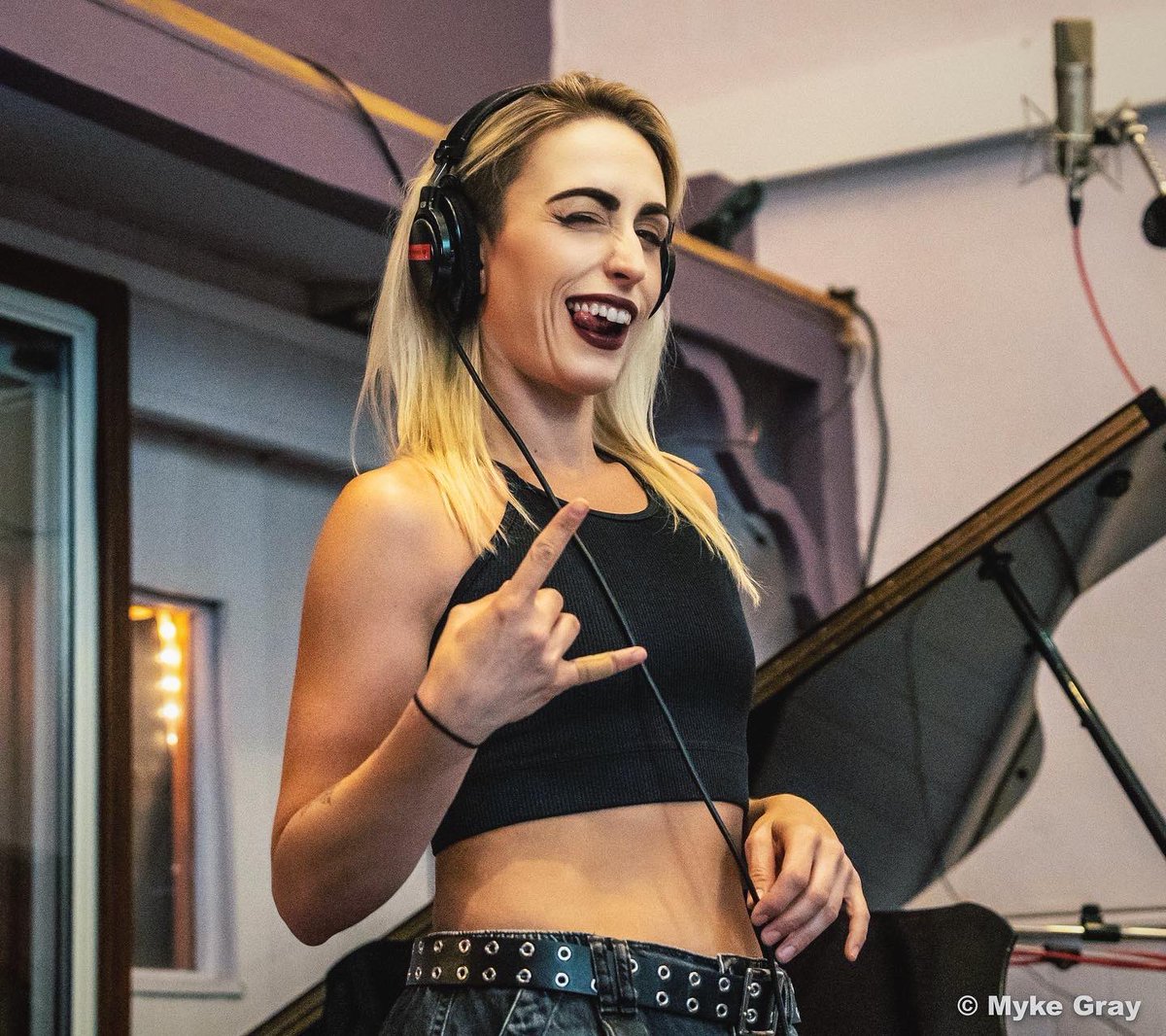 Marisa_Moths's tweet photo. Aaaaand that's a wrap on the strings for this chunk of stripped versions! 🎬🤩🎻 can't wait for you guys to what these! 😻 Thanks so much Fran (Cello) Eliza (violin) Mike (piano) and Peter for all your hard work 🫶🏼

📸 @mykegrayphotography 
#recording #studio #strings https://t.co/ZlEI9rXuTK