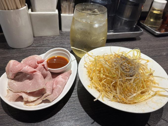 十目一八食堂さんで今週もおゆはんで頂いてきた。
鶏冷やしそば、先週えびそばと迷ったので今回は鶏で。えびもうまいが鶏のが好みやな。さっぱりでうまかった。 