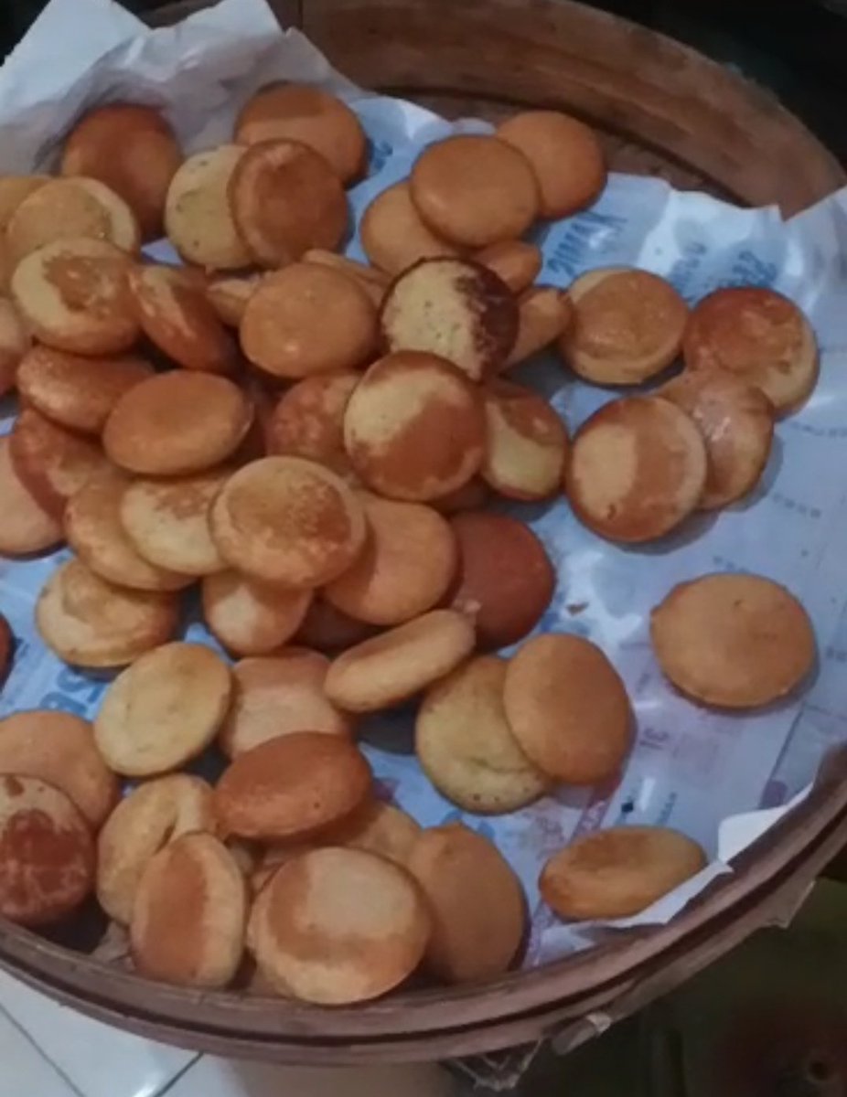 o_deewui's tweet photo. Membuat dan menikmati hasil kue legendaris yakni Apem 🍘
Seperti dorayaki punyanya Doraemon 😁
Sudah dipastikan lebih enak Apem ini 🤭 https://t.co/CqMB3aLkQ0