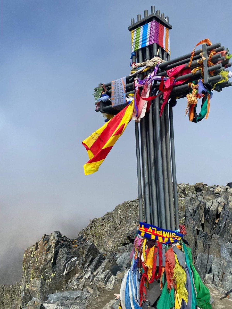 Aquest és l'aspecte actual de la creu de la Pica d'Estats..

L'any passat ja es van retirar més de 3,5kg de banderes, banderoles, cintes i altres objectes lligats

Si us plau, tingueu respecte per la muntanya. No cal deixar-hi brossa 🙏