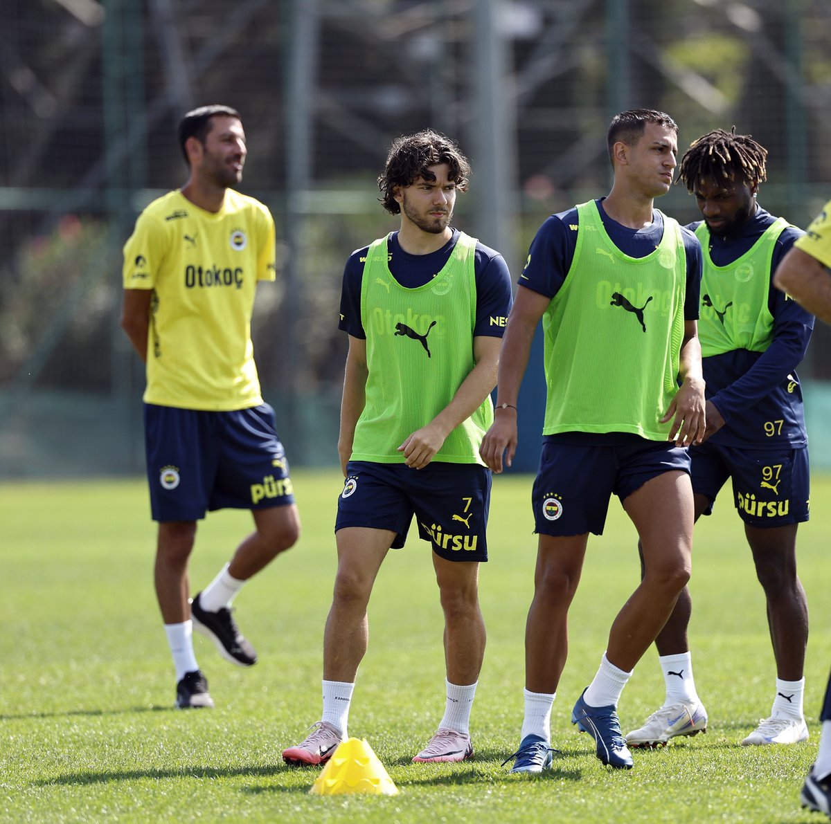 Fenerbahce's tweet photo. 📸 Günün antrenmanından fotoğraflar. 

#RİZvFB https://t.co/GRsiHZ1LpO