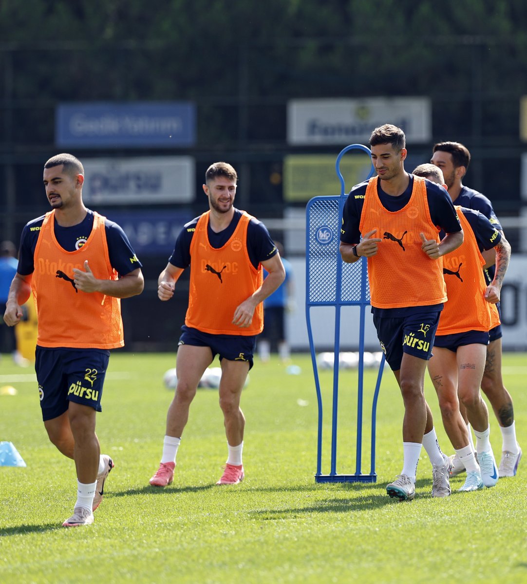 Fenerbahce's tweet photo. 📸 Günün antrenmanından fotoğraflar. 

#RİZvFB https://t.co/GRsiHZ1LpO