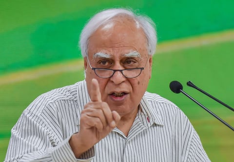 epanchjanya's tweet photo. कपिल सिब्बल की बेहद शर्मनाक हरकत!

सुप्रीम कोर्ट में सुनवाई के दौरान हंसने लगे कपिल सिब्बल!

सॉलिसिटर जनरल तुषार मेहता ने उसी समय कपिल सिब्बल को लगाई फटकार!

कहा, "एक लड़की का रेप हुआ है, उसकी हत्या हुई है, उसके माता-पिता रो रहे हैं आप कोर्ट में हंस रहे हैं, आपको शर्म आनी चाहिए।" https://t.co/xffLwraIq8