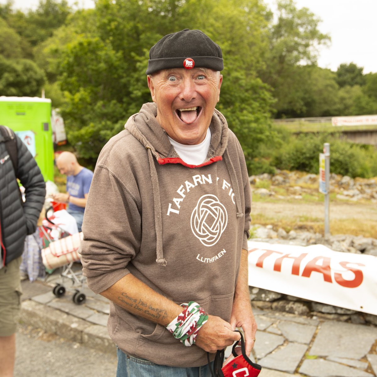 Diolch Dewi am ddangos i ni trwy dy ganeuon a thrwy dy fywyd mai brwydr o  lawenydd yw'r frwydr dros y Gymraeg. Nid baich, nid dyletswydd ond  cydweithio llawn hwyl dros y Gymru Rydd a Chymraeg newydd. Diolch i ti  boi!