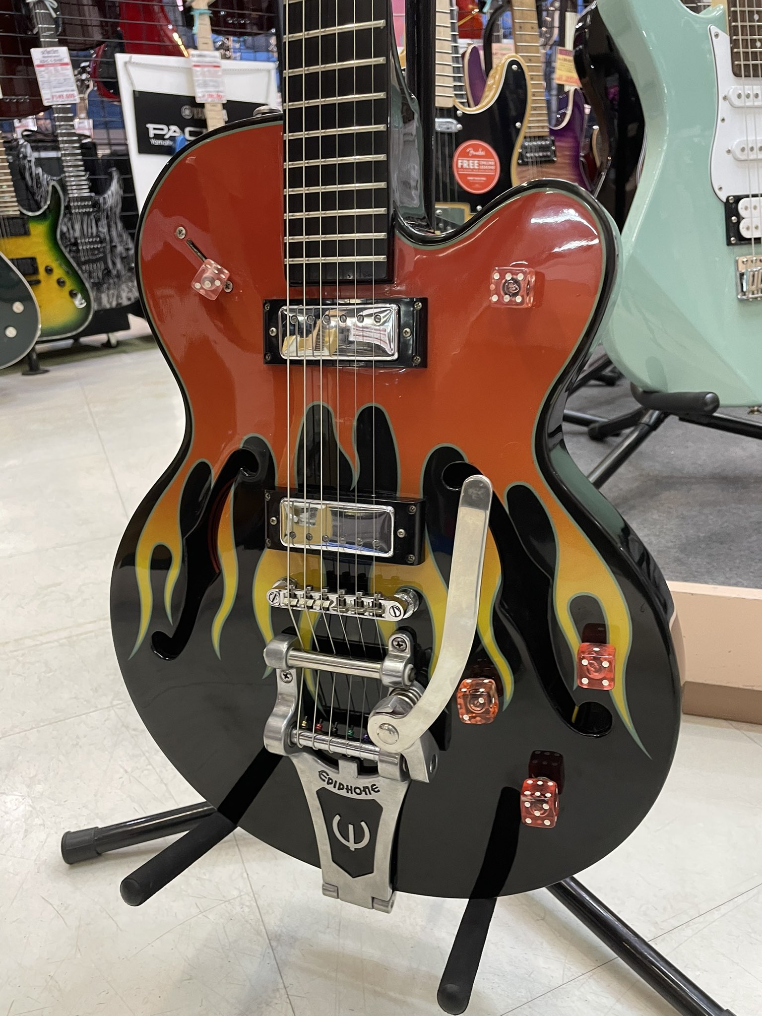 美品 Epiphone Flamekat エレキギター ケース付 希少 美品 Epiphone Flamekat エレキギター ケース付 希少 美品 Epiphone
