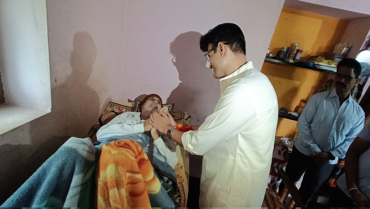 ghatge_raje's tweet photo. Get well soon...

धामणे इळकेवाडी या गावात वास्तव्यास असणारे आमचे कार्यकर्ते श्री. पुंडलिक मगदूम यांची गेल्या काही दिवसांपूर्वी शस्त्रक्रिया झाली असल्याचे समजले. दौऱ्यावर असताना त्यांच्या निवासस्थानी जाऊन विचारपूस केली आणि कोणत्याही प्रकार��ी वैद्यकीय आवश्यकता असल्यास आम्ही सदैव सोबत असू, असे आश्वासन दिले.

#getwellsoon #patient #kagal