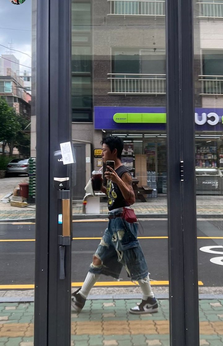 AkimikoRashid's tweet photo. With a cool style he walks while taking pictures of himself.. you are the best Seungjin. cool guy, cool fashion... #Seungjin #hwijin #Hisman3 https://t.co/Or7gXgicOt