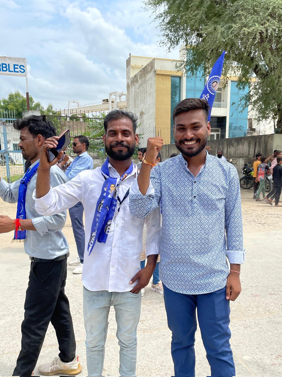 MukeshMeghMkn's tweet image. धन्यवाद साथियों...!
 
21 अगस्त SC/ST भारत बंद आंदोलन की सफलता आप सभी के समर्थन और एकजुटता का परिणाम है।
आइए, हम इसी एकता और भाईचारे को बनाए रखें, और अपने देश और समाज के लिए सकारात्मक बदलाव लाने के लिए निरंतर प्रयास करते रहें।

#21अगस्त_भारत_बंद_है #SCSTAndolan #equality #makrana