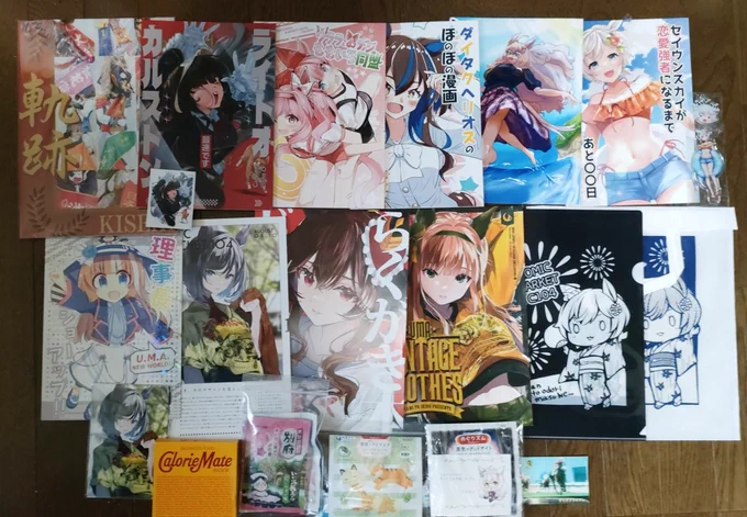 今回夏コミで新刊交換だったり頂いたりした宝物たちです✨️ありがとうございます😭(飲食類は怒屋がすっかり頂きました!) 