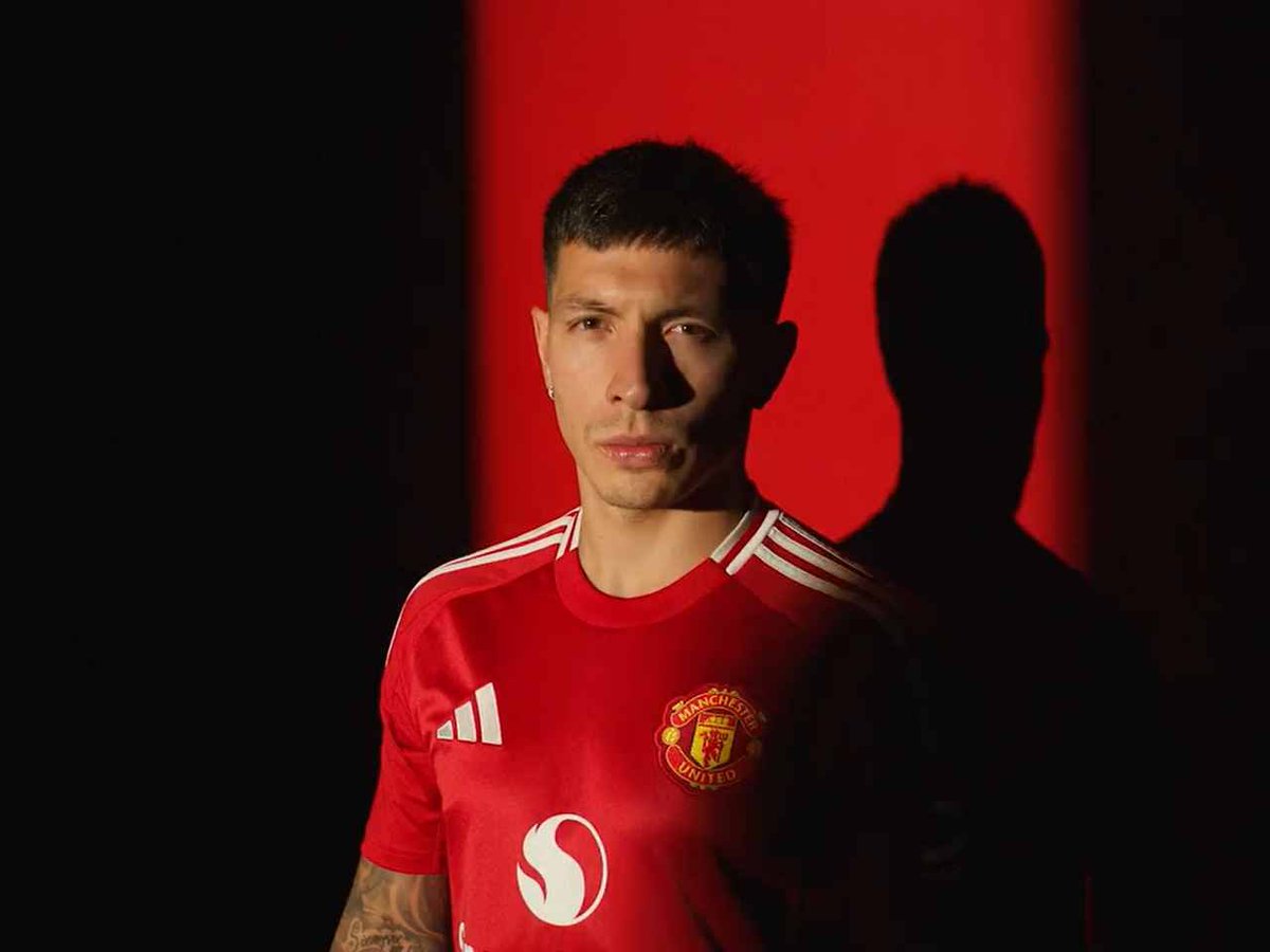 UnitedStandMUFC's tweet image. 🚨 The expectation, if Ten Hag’s squad are all at peak fitness, is for Lisandro Martinez to start as the left centre-back with Matthijs de Ligt on the right, especially once Yoro returns to fitness and adapts to the Premier League. [@TheAthletic] #mufc