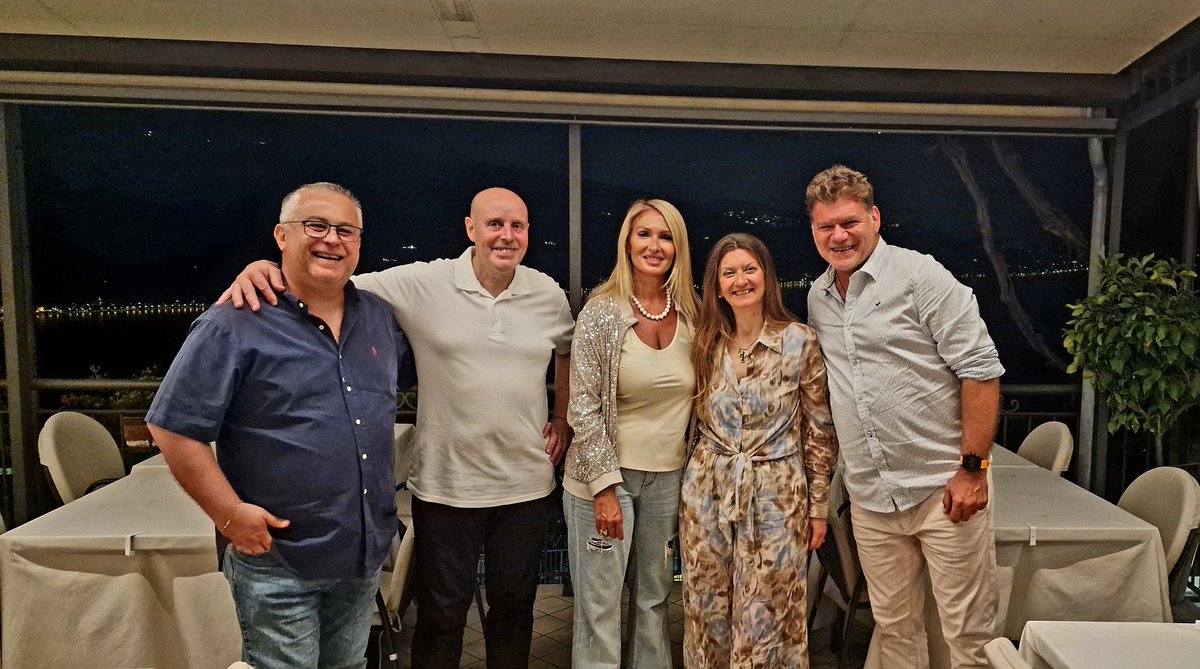 gianlucarossitv's tweet photo. 20.8.2024
A cena (e ti pareva strano) con @Bett_Calcaterra e signora al Terrazzo di #Tignale dall'interista Stefano. Tutto molto buono e infatti noi maschietti qualcosina abbiamo mangiato 🤣 https://t.co/XoewqnHmE5