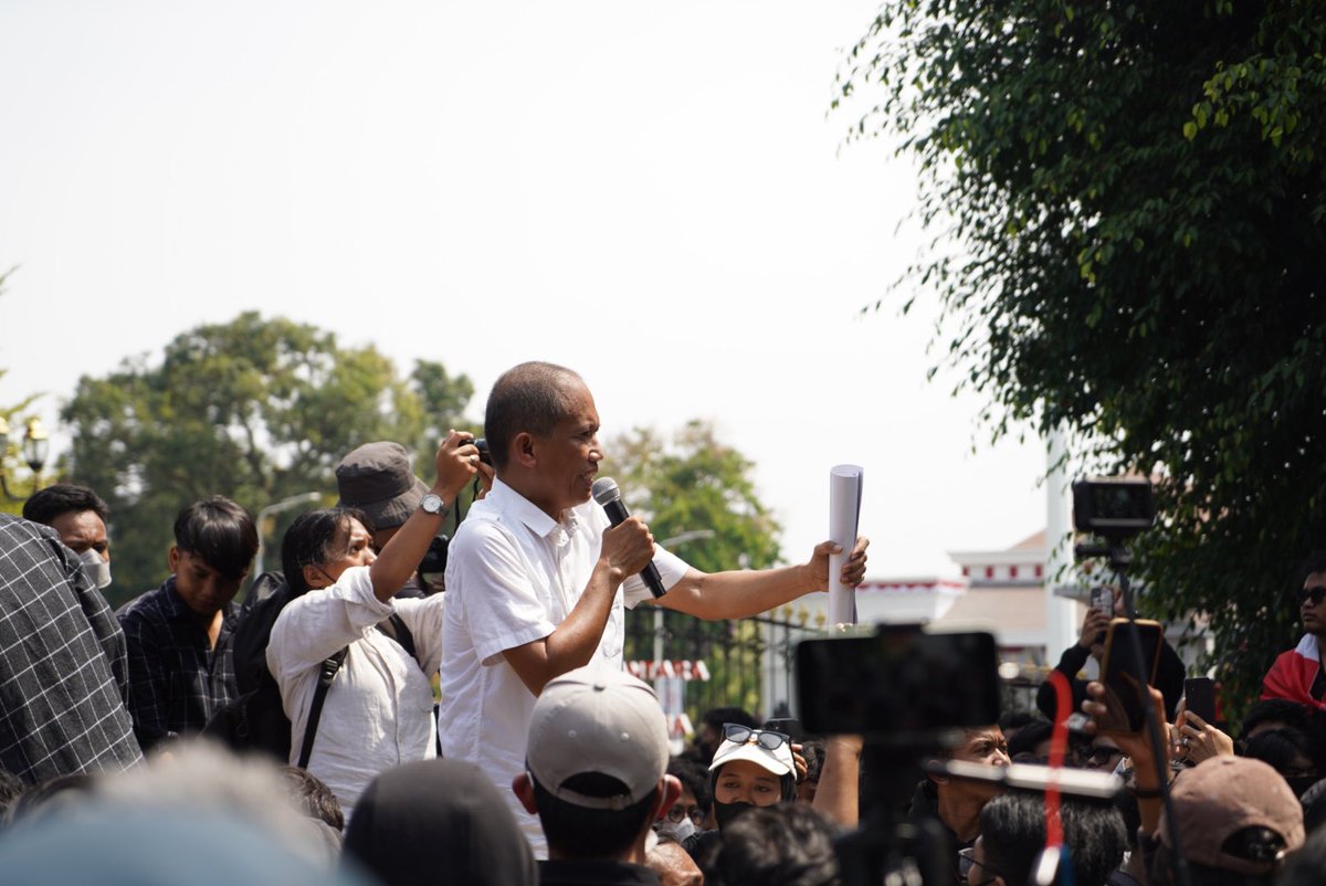 Wakil Rektor, Wakil Dekan, dosen, juga terpantau kamera Mimin turut serta dalam aksi hari ini

#KawalPutusanMK