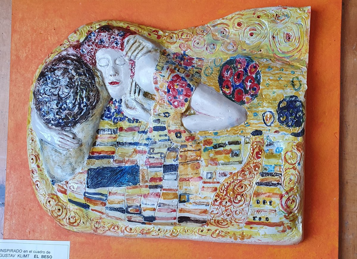 He modelado con arcilla un fragmento del "Beso" de Gustav Klint y esmaltado y cocido en horno a 1000º. No es una obra maestra pero he disfrutado.