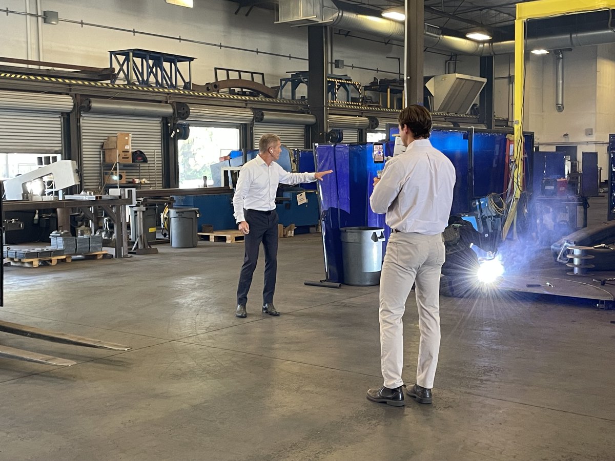 BeamForAll's tweet image. .@DesmondWheatley, CEO of Beam Global, gave a virtual tour of our San Diego HQ to the @CalEnergy Commission and other state agencies. With 500+ #EVARC™ units deployed in CA, we're advancing off-grid EV charging. Thanks to our government partners for joining! #EVCharging #BEEM