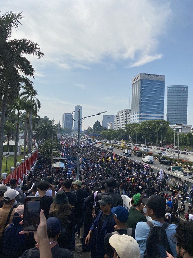 💚 makin sore makin ramai massa di Gedung DPR. merinding euy. siapa sangka bakal seramai ini?