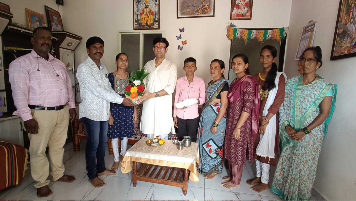 ghatge_raje's tweet photo. आजरा तालुक्यातील धामणे गावातील रहिव���सी असणारे आपल्या राजे गटाचे कार्यकर्ते श्री. विठ्ठल यादव यांचा केशकर्तनालय व्यवसाय असून त्यांचे चिरंजीव अतुल यांचा जनावरांना वैरण कापताना बोटाला दुखापत झाल्याचे समजले. 

दौऱ्यानिमित्त गावी गेलो असता त्यांची भेट घेतली आणि विचारपूस केली. यावेळी कोणतेही काम करताना काळजी घेण्याचा आणि आपल्या कुटुंबाचा सर्वप्रथम करण्याचा सल्ला दिला. याचसह वैद्यकीय आवश्यकता असल्यास राजे फाउंडेशनच्या माध्यमातून आम्ही सोबत असल्याचा विश्वास दिला.

#getwellsoon #patient #kagal