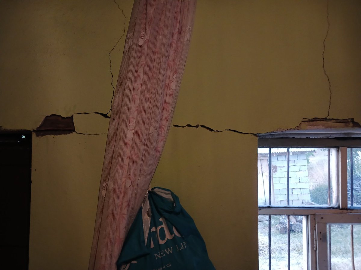 Geçitli köyündeki bu yaşlı çift yardim bekliyor. Çocukları yok, yaşlılık maaşları dışında bir gelirleri de yok. Heyelan ve zemin çatlaklarından evleri büyük hasar gördü, oturulmayacak durumda. Lütfen bu insanlara yardım eli uzatin